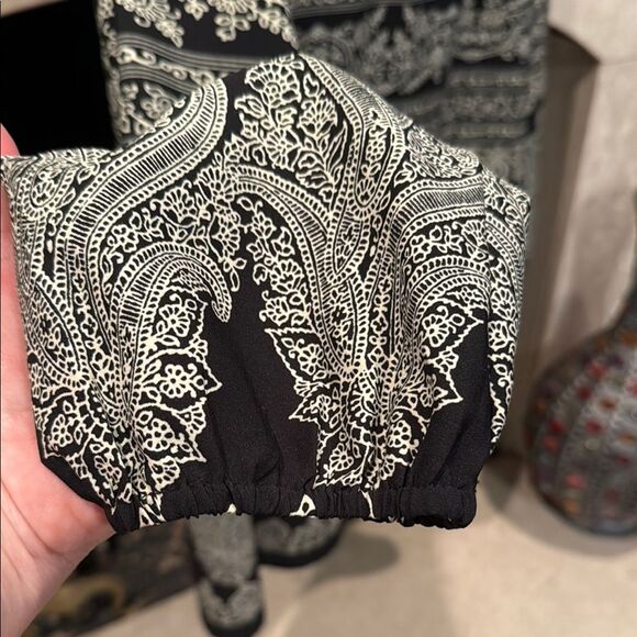 Chico's Black and Cream Geometric Pattern Top size medium - Picture 4 of 6